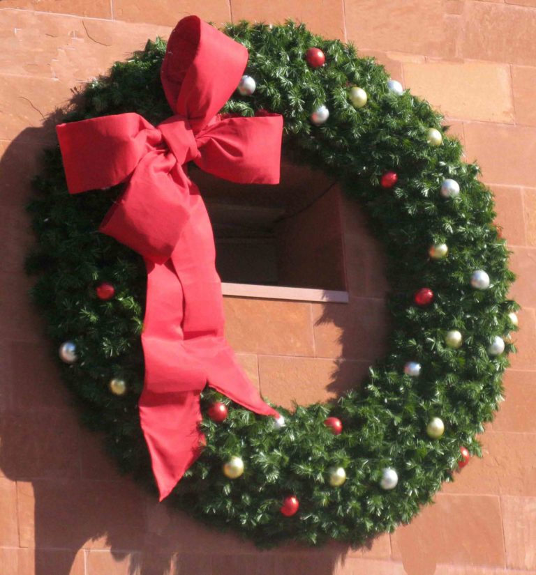 Beautiful and Modern Artificial Christmas Wreaths - Live Enhanced