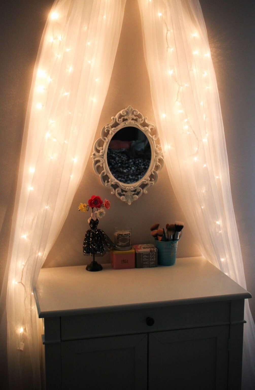 Stunning DIY Fairy Lights Decor Idea to Adorn Your House